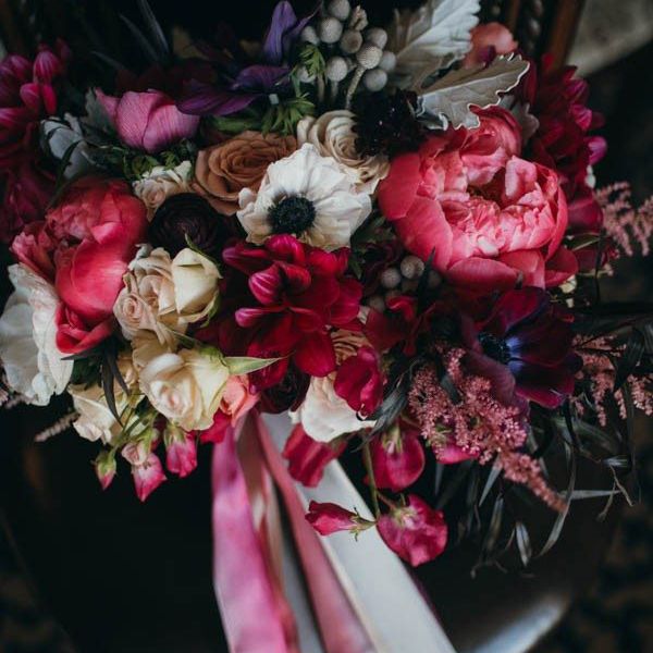 珠宝定位的牡丹花束