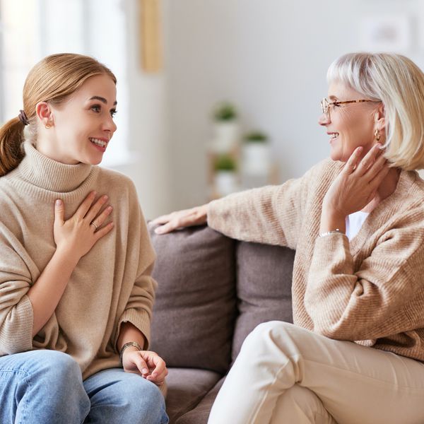 女人与婆婆说话