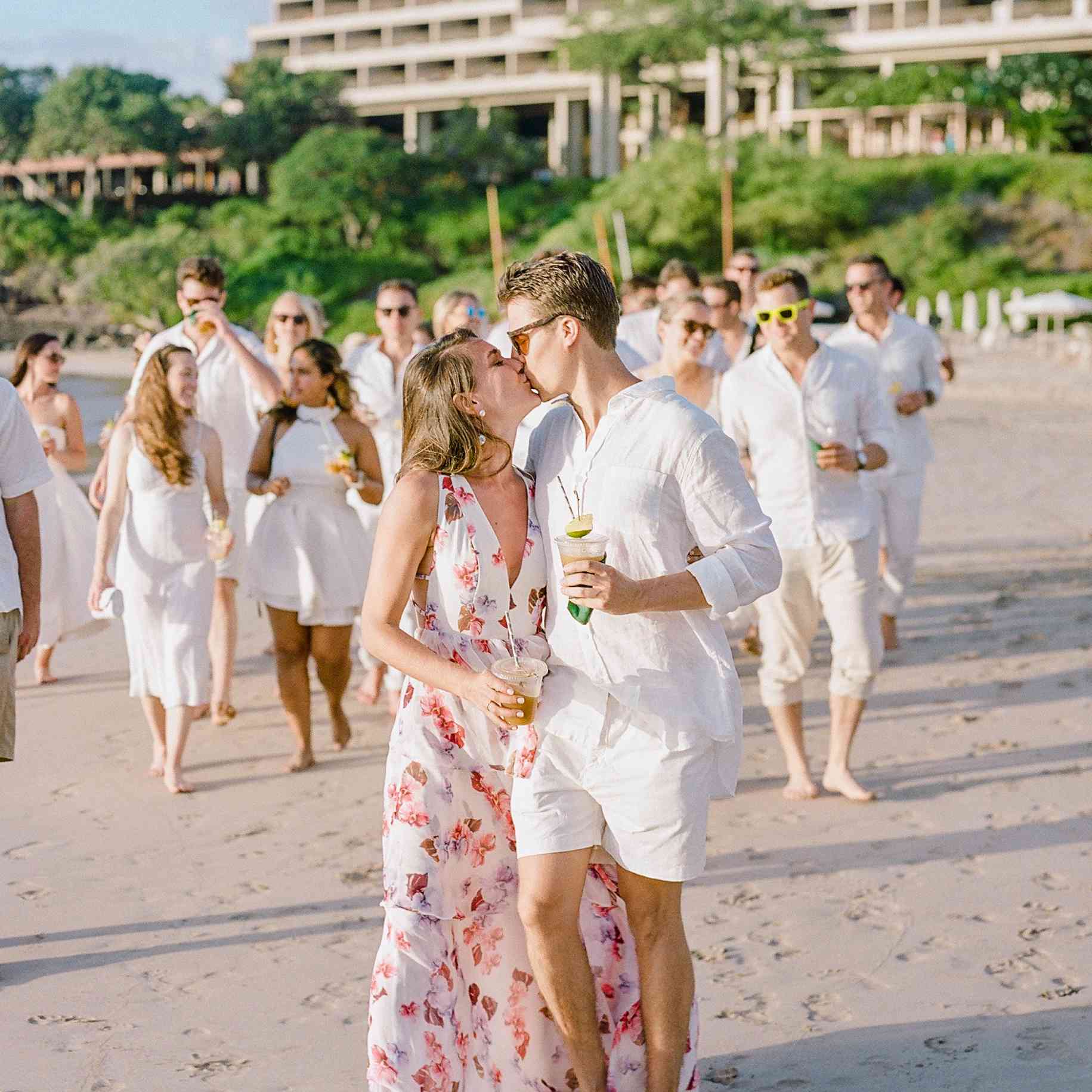 亲吻在海滩的夫妇