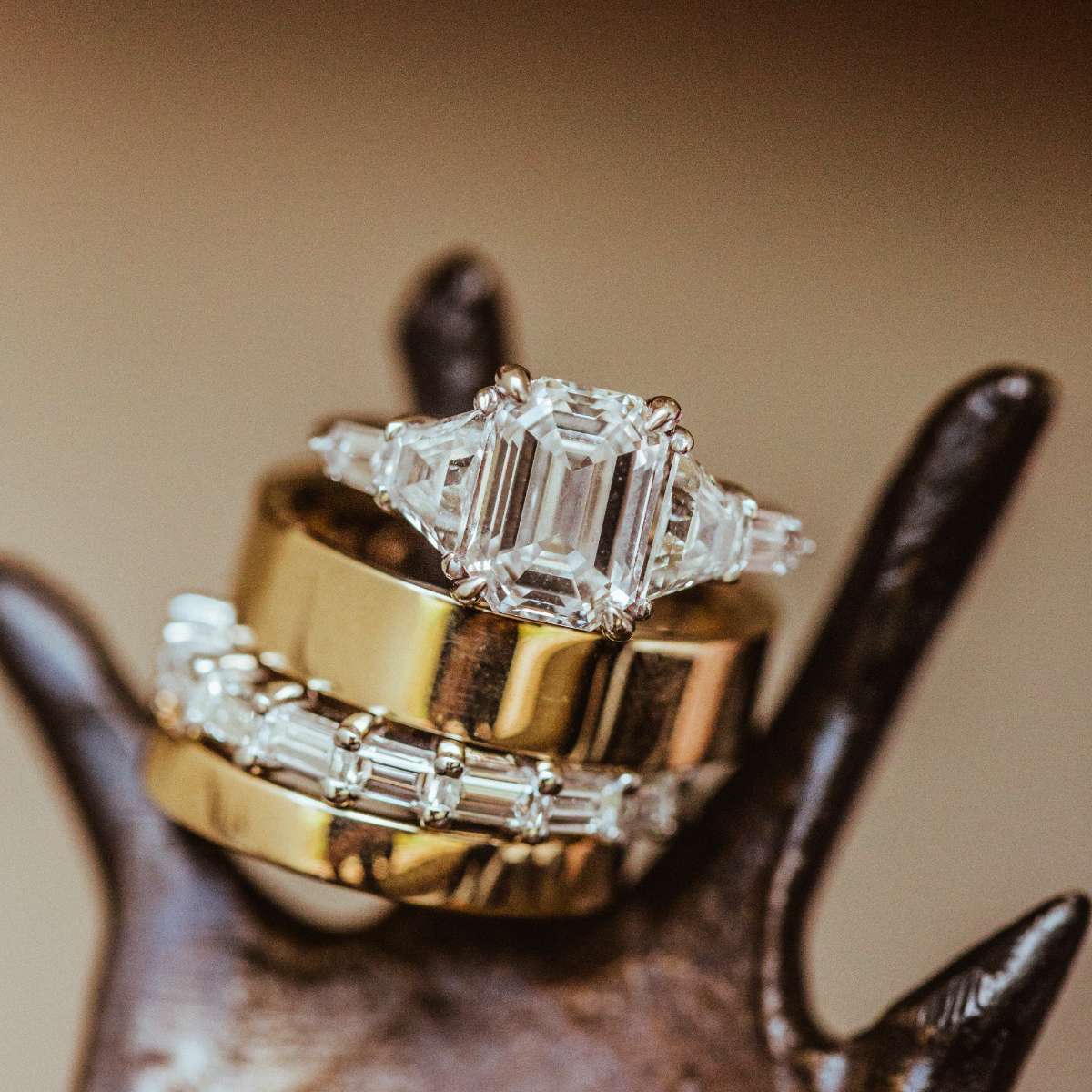 钻石订婚戒指和法棍钻188bet官网88bet官网石结婚戒指上有两个金戒指架