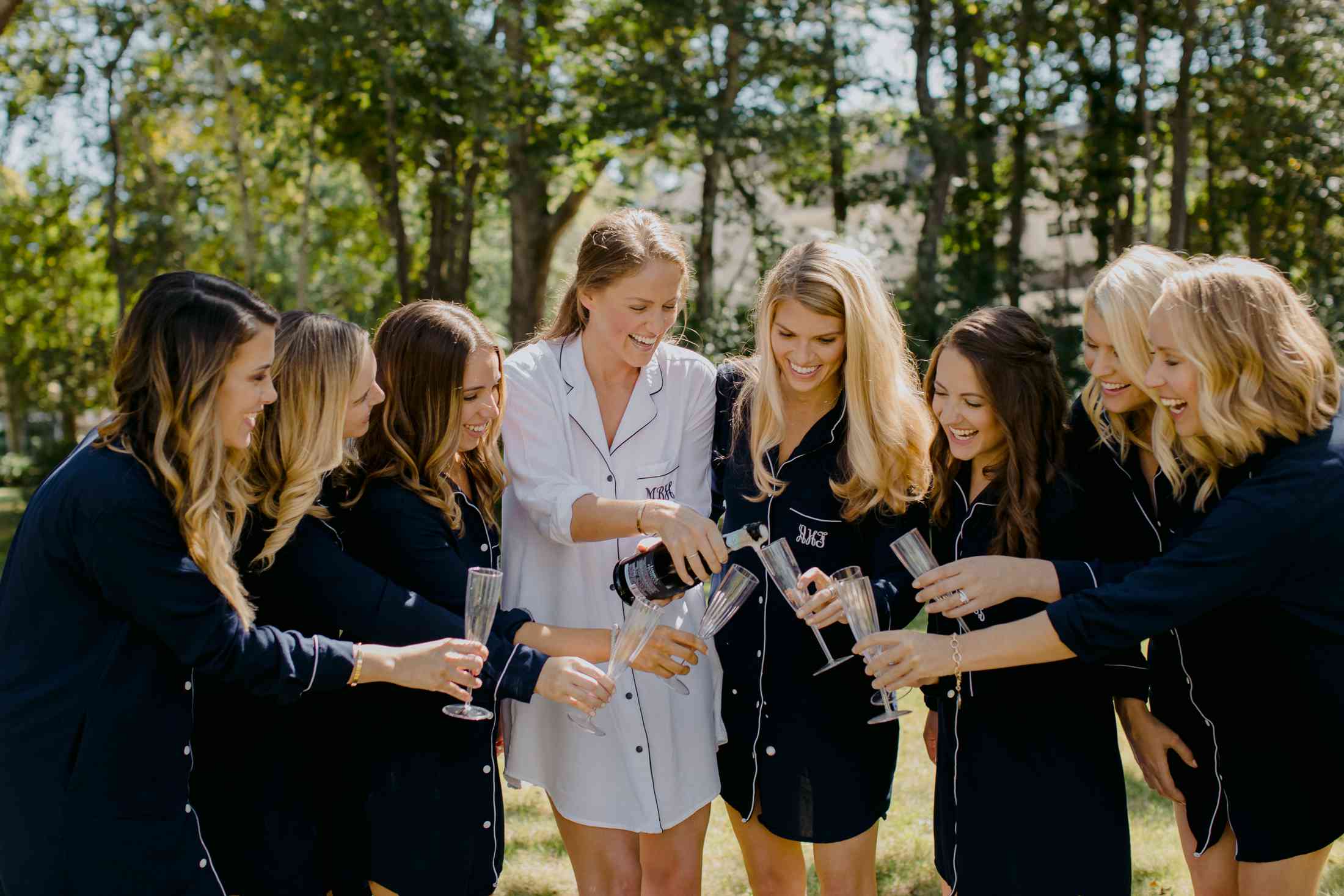 马萨诸塞州乡村婚礼，新娘喝着香槟，和伴娘一起准备