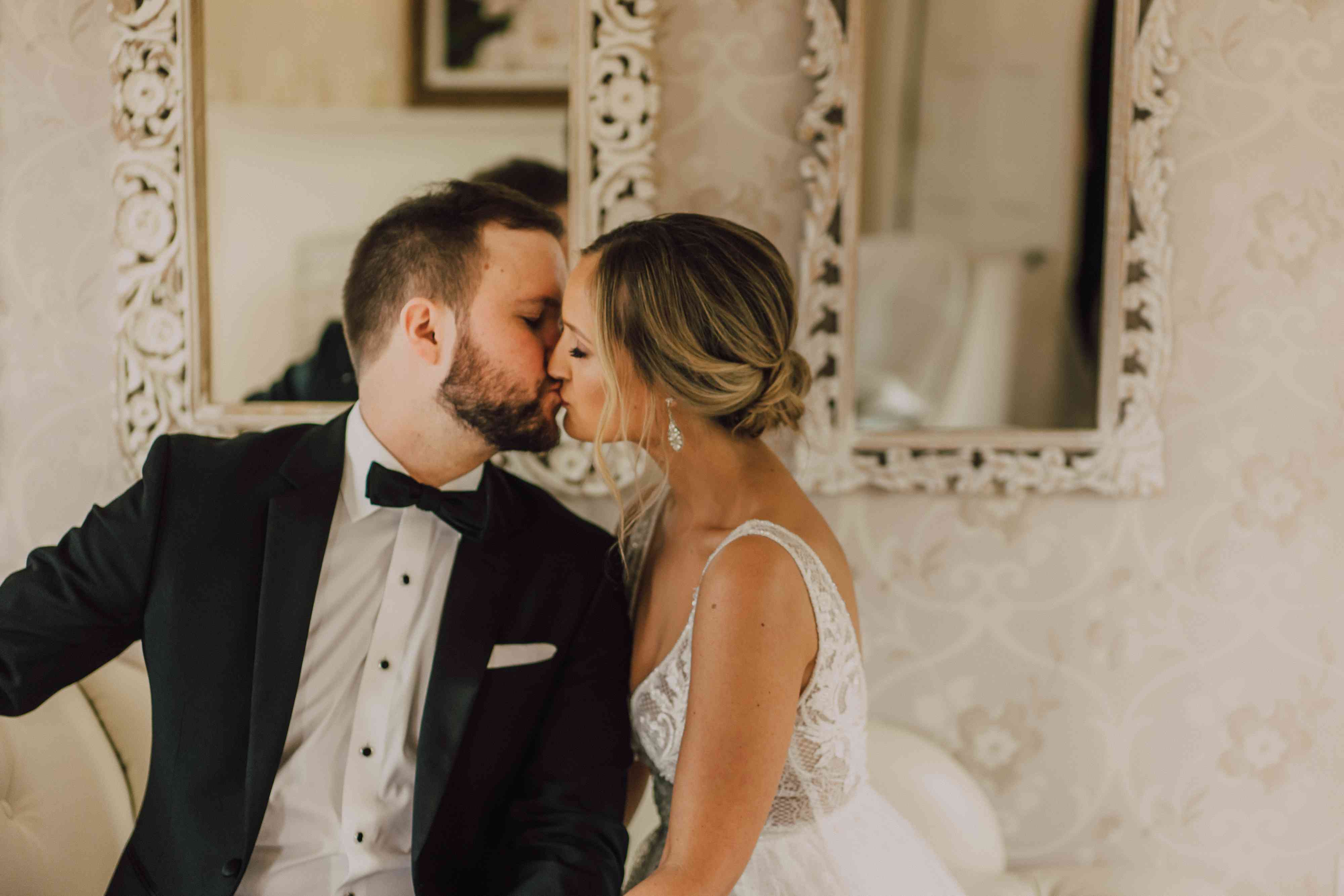 新郎和新娘接吻