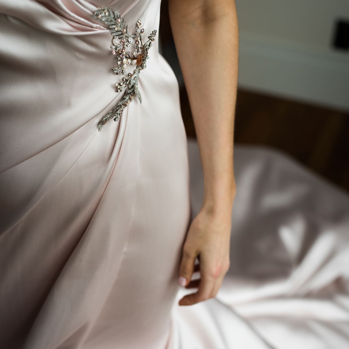 在新娘的婚纱水晶胸针