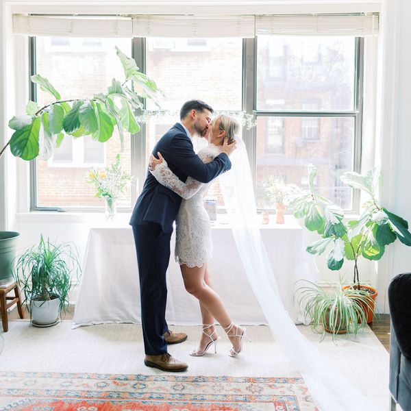 新娘和新郎接吻