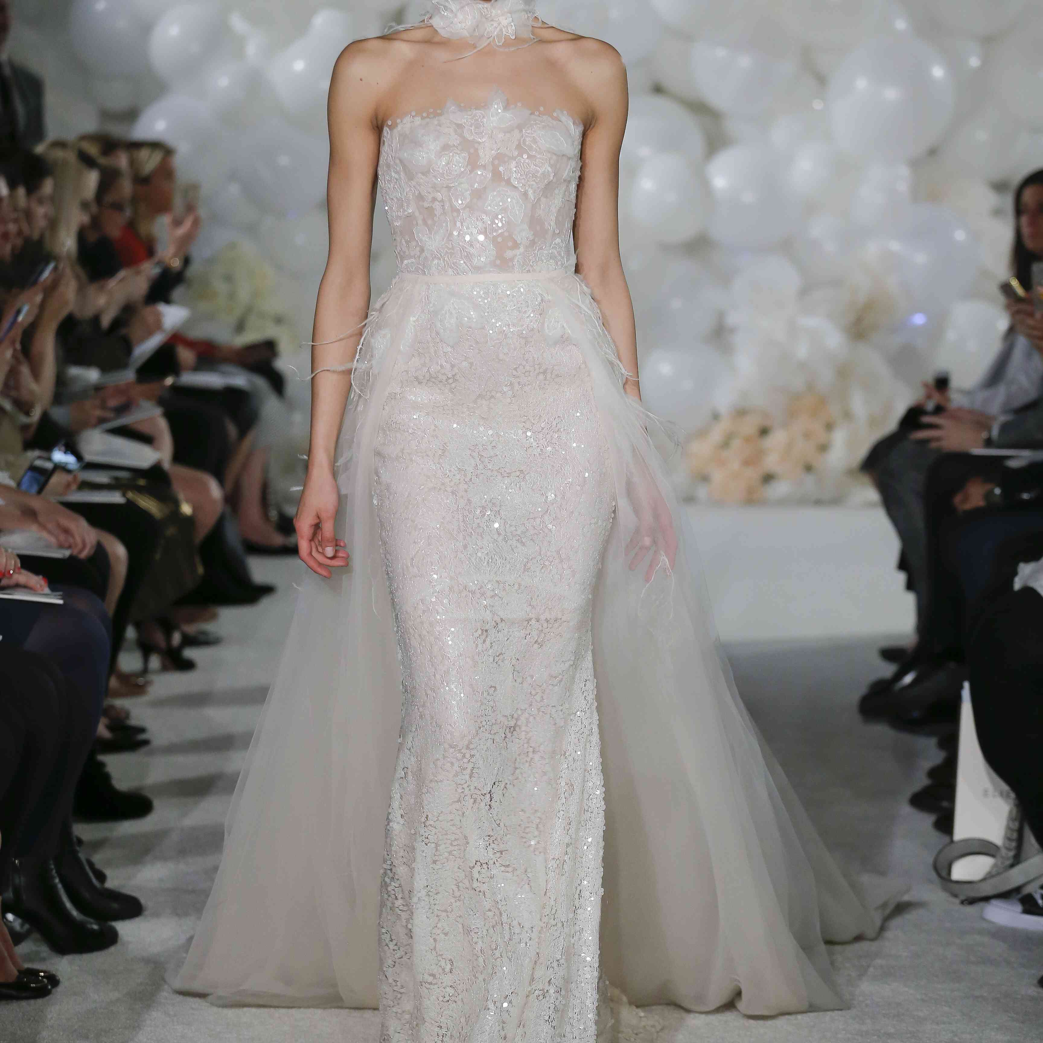 <p Mira Zwillinger带裙摆的婚纱</p><br><br>