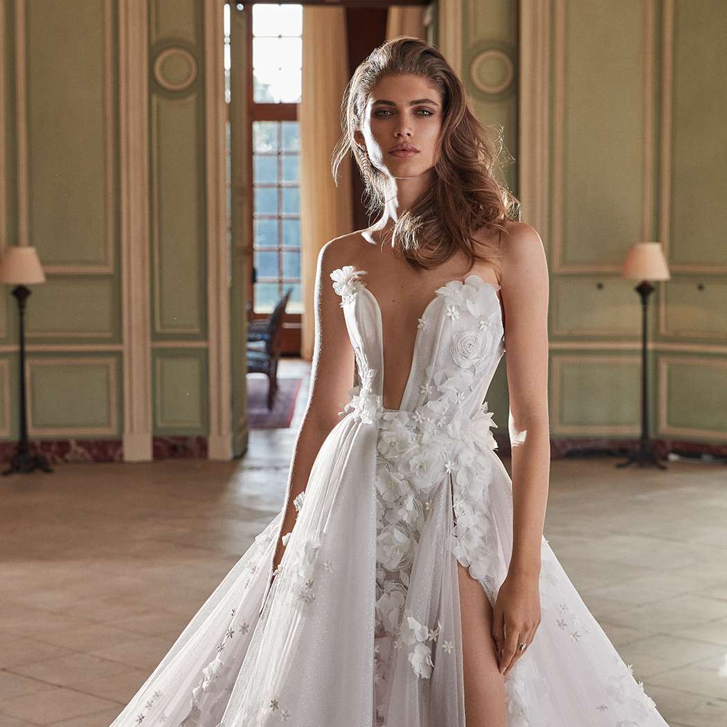 由Galia Lahav设计的花式白色婚纱