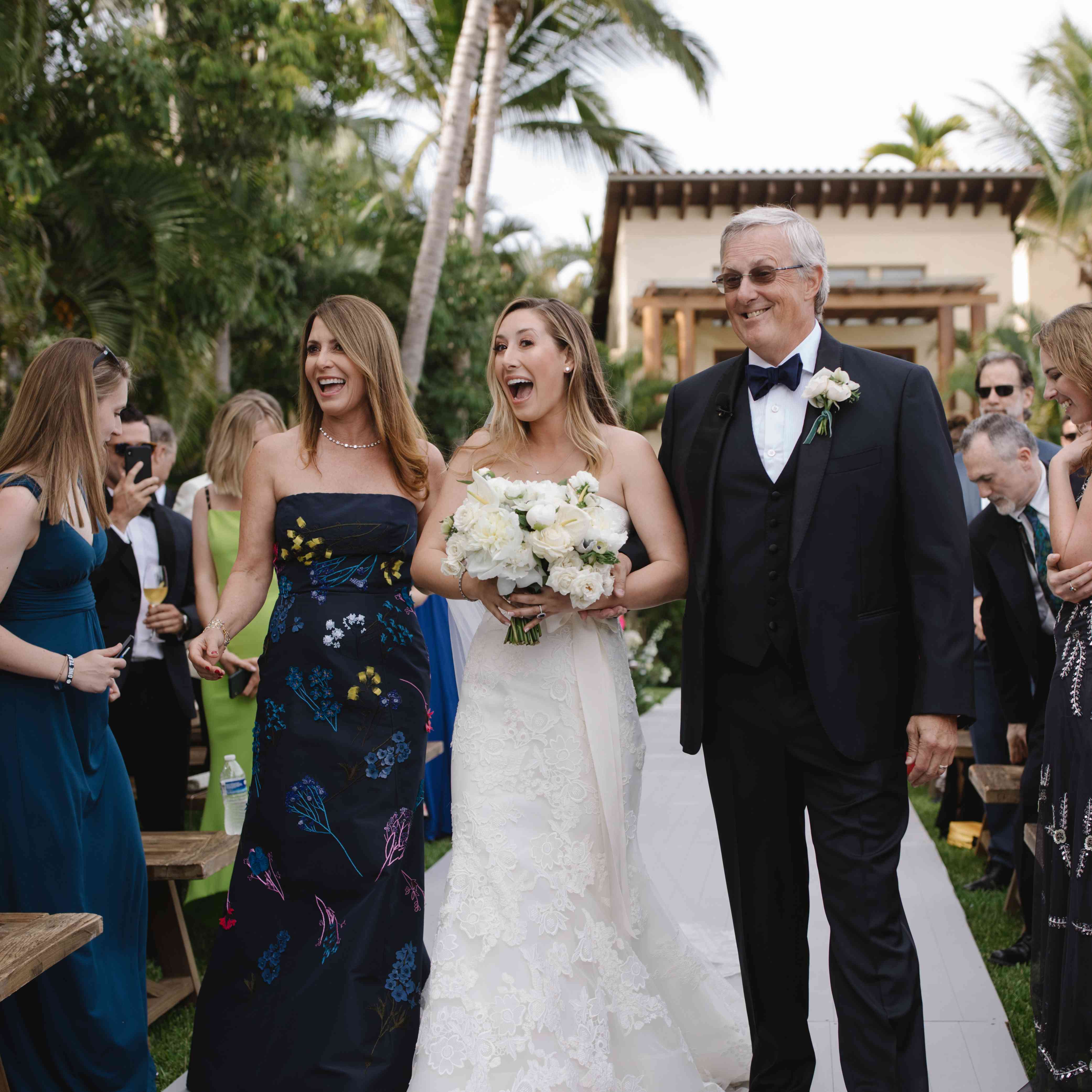 新娘在父母的护送下走上过道