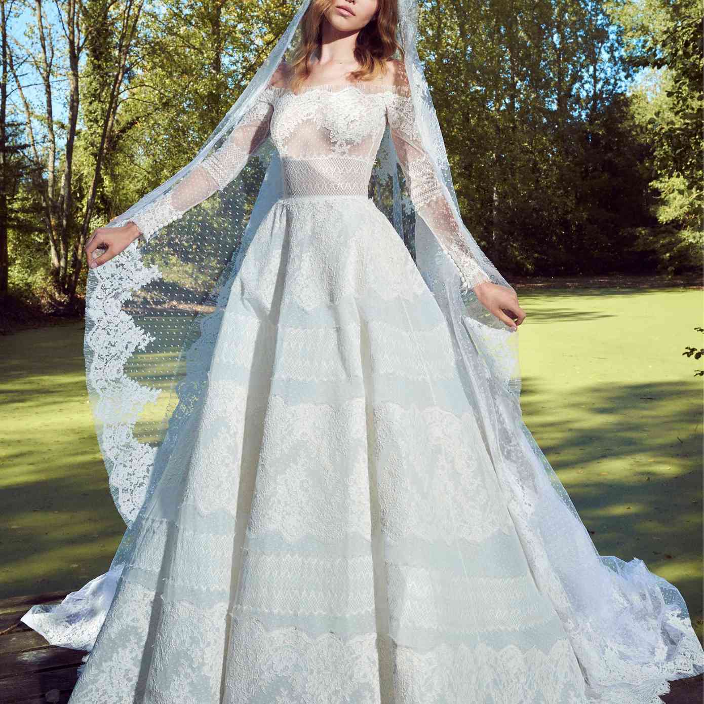 模型露肩长袖点缀薄纱舞会礼服与花边刺绣一个匹配的面纱