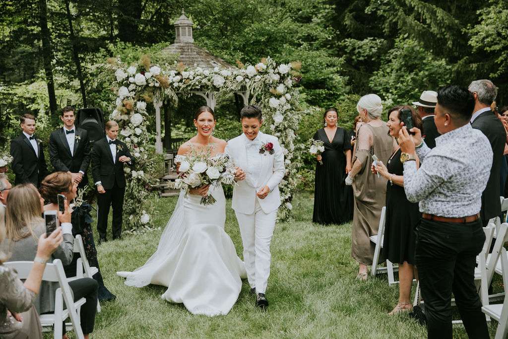 这对新人沿着走廊往回走