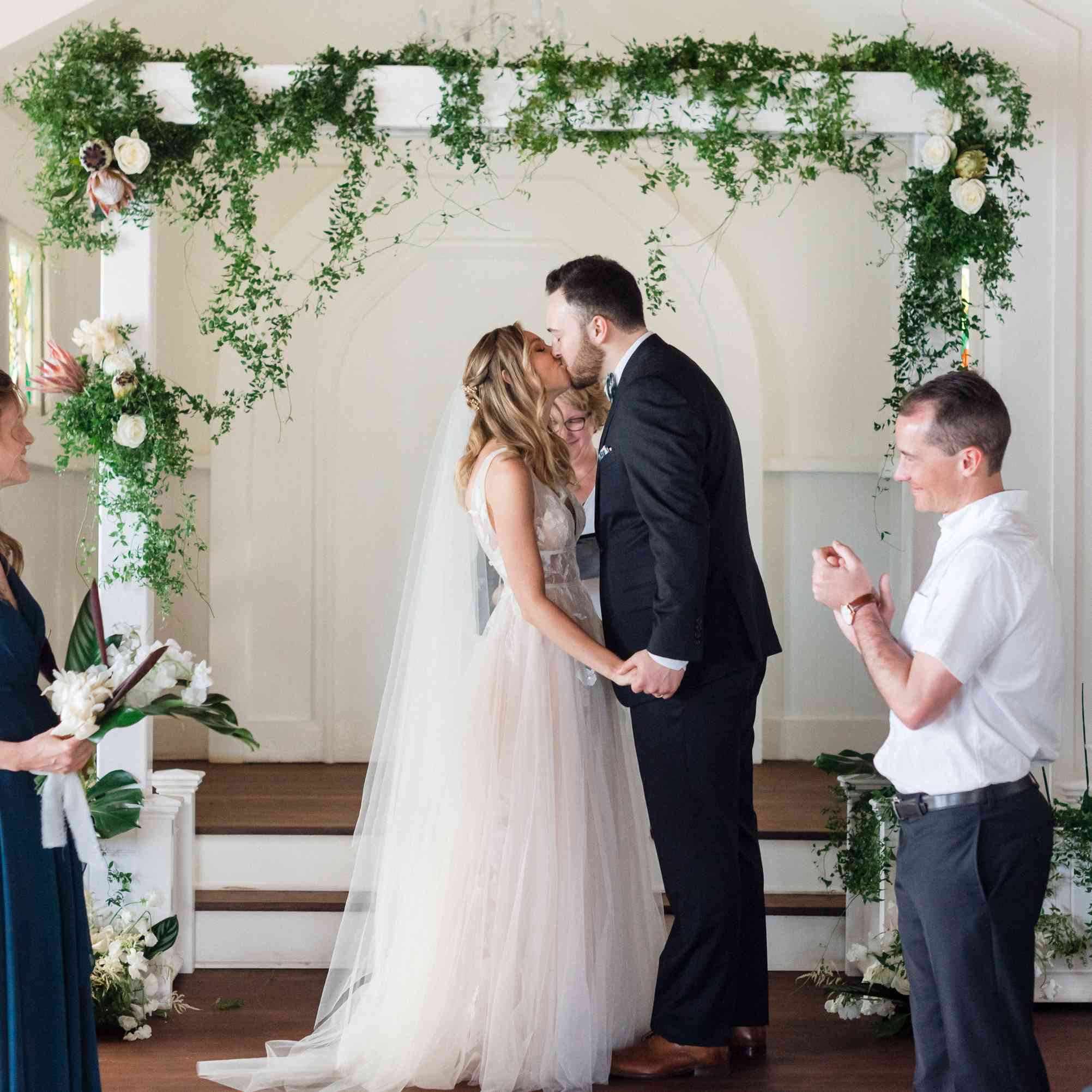 热带的毛伊岛的婚礼，新娘和新郎亲吻礼