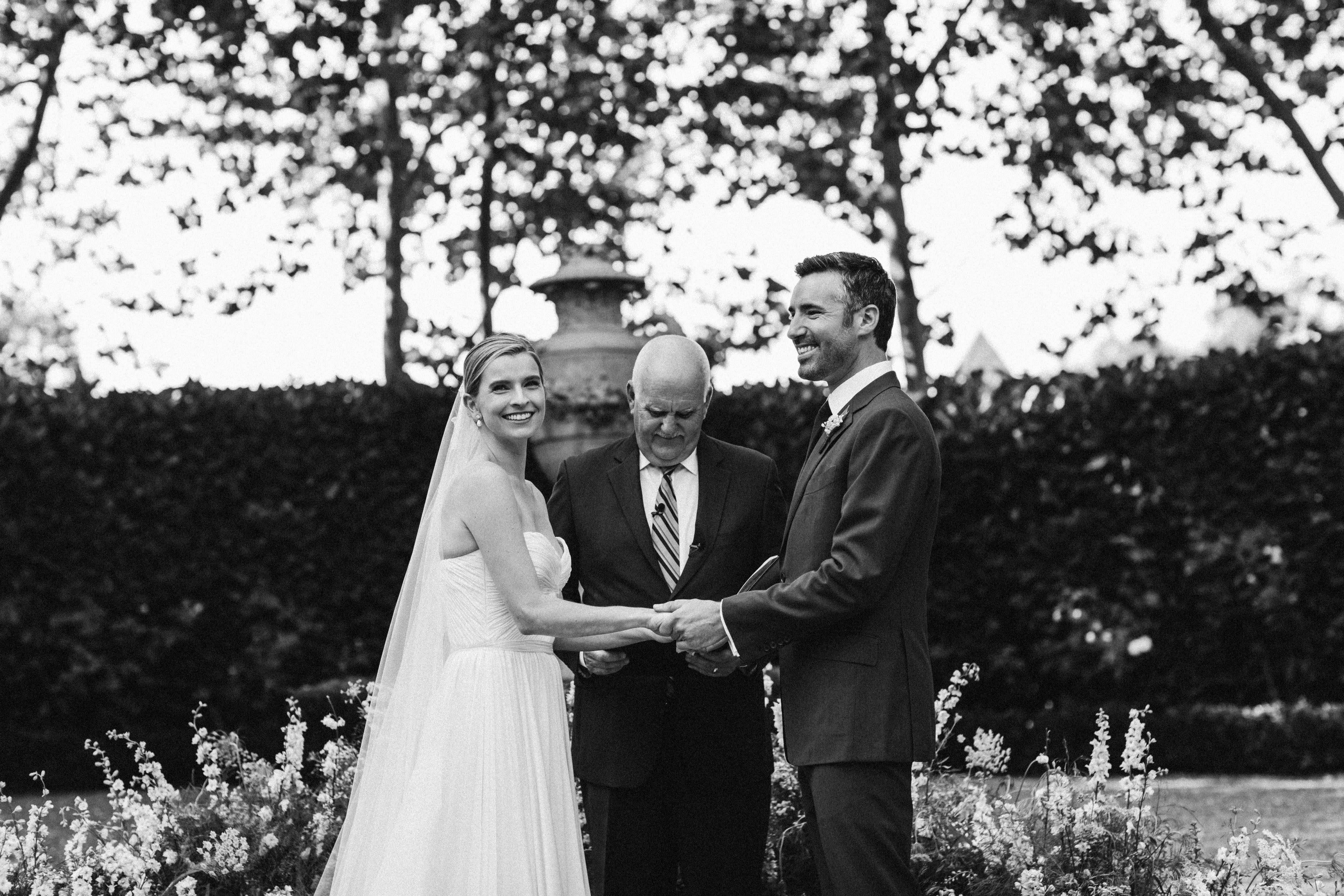 新娘和新郎在祭坛前