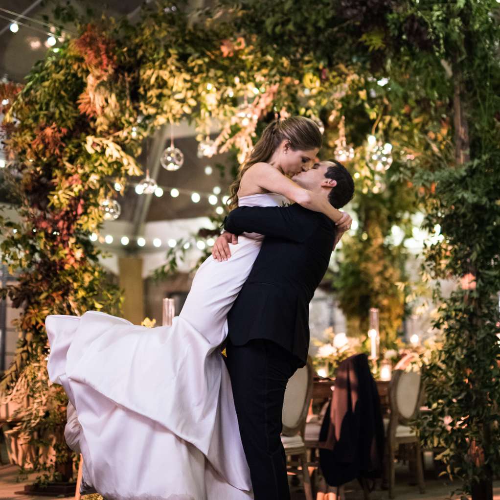 新郎和新娘分享亲吻