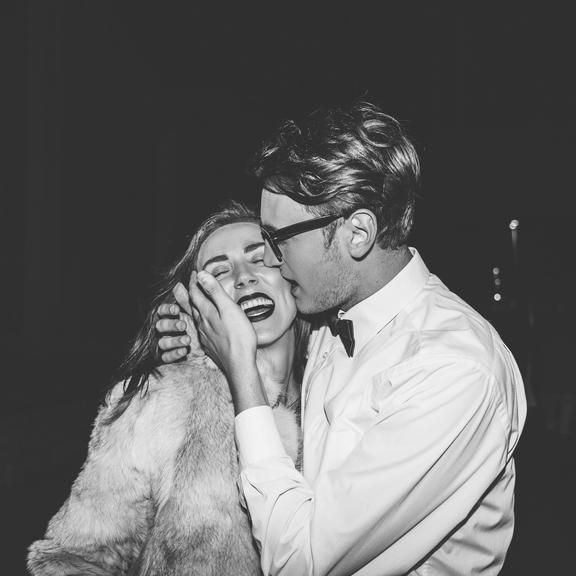 其在夜晚一个有趣的夫妇。