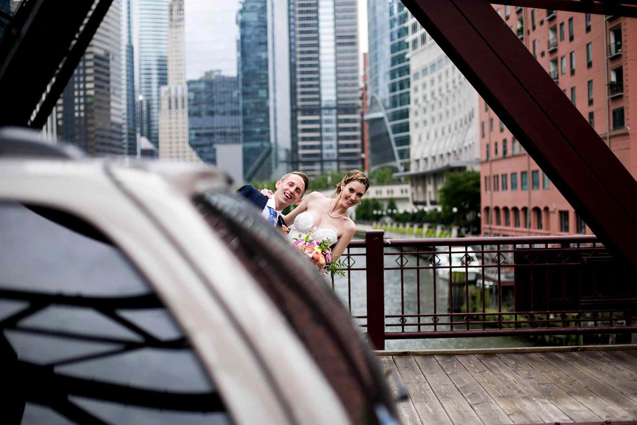 新娘和新郎在车后摆姿势