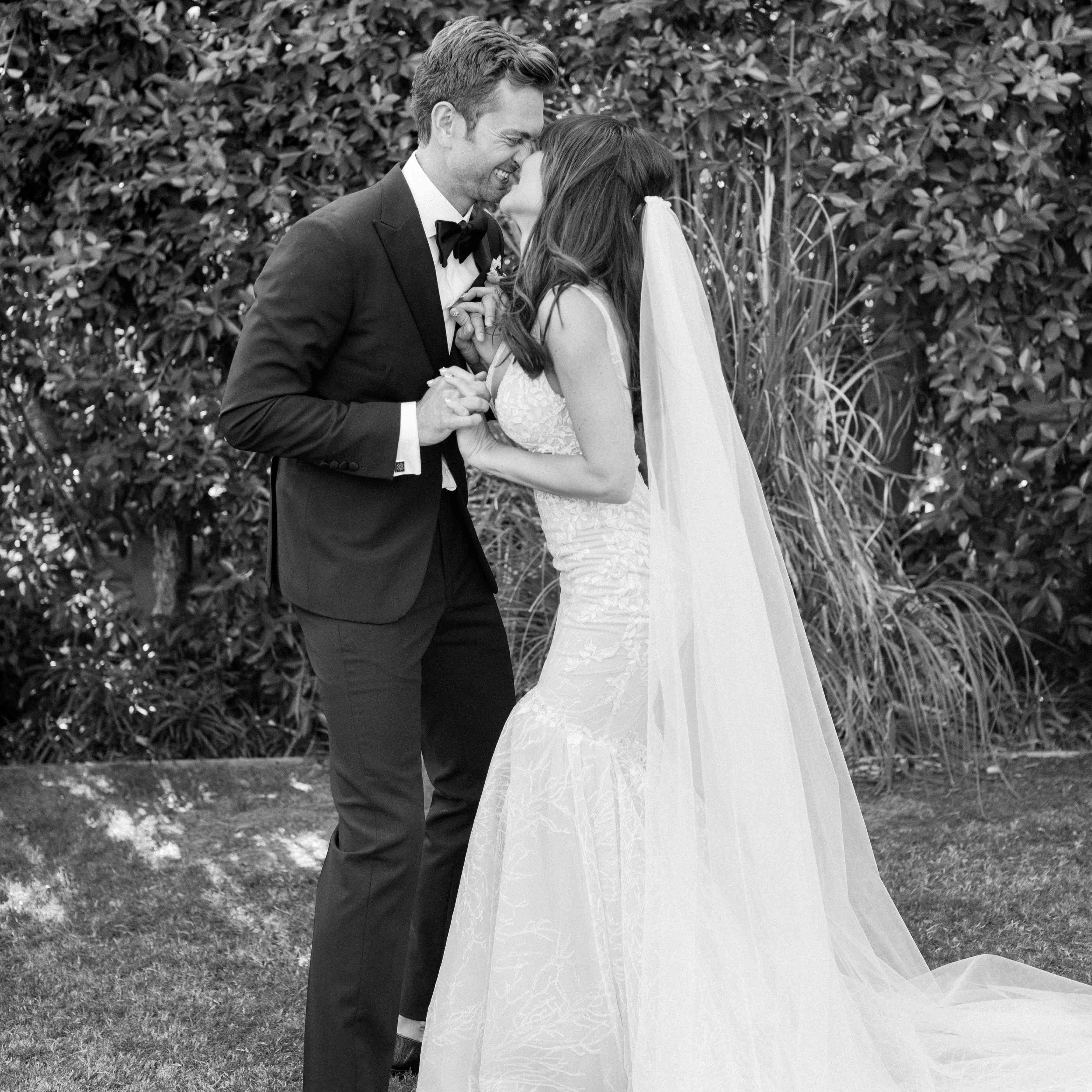 新娘和新郎亲吻