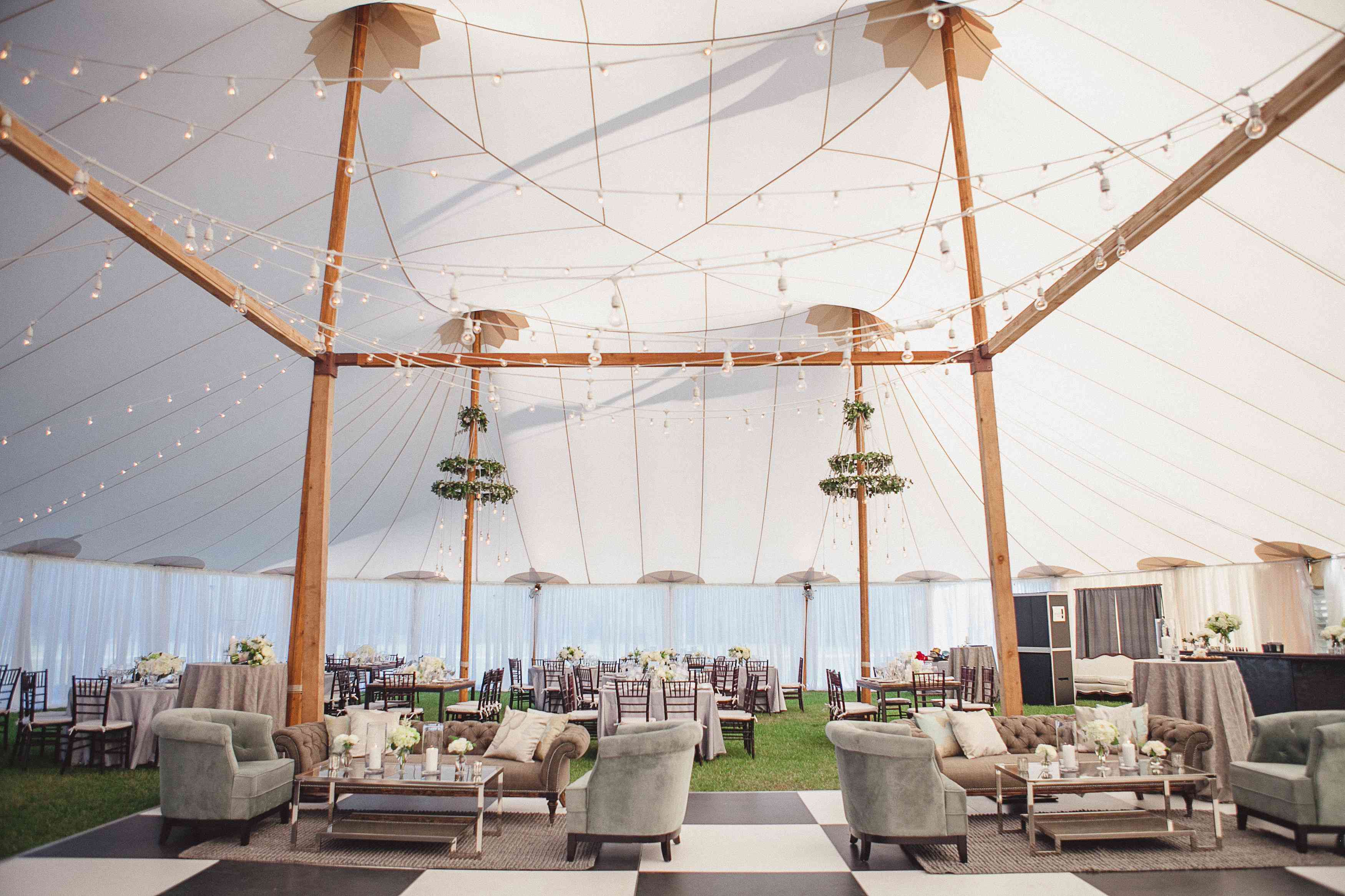 定制的黑白舞池。