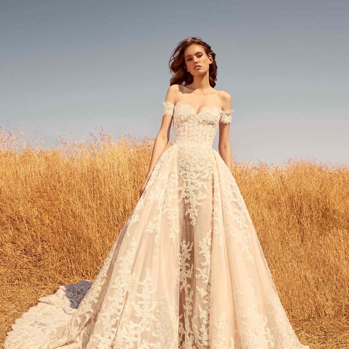 模特在花贴花舞会礼服与露肩袖