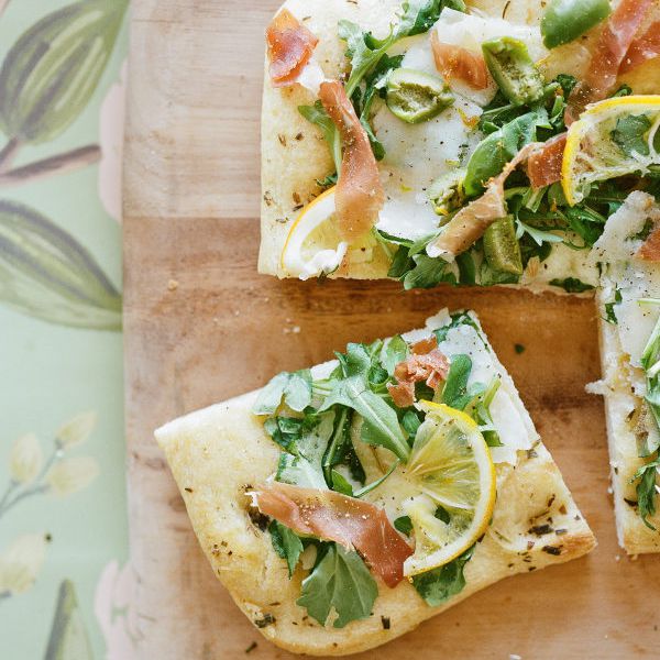 与柠檬和火腿大饼