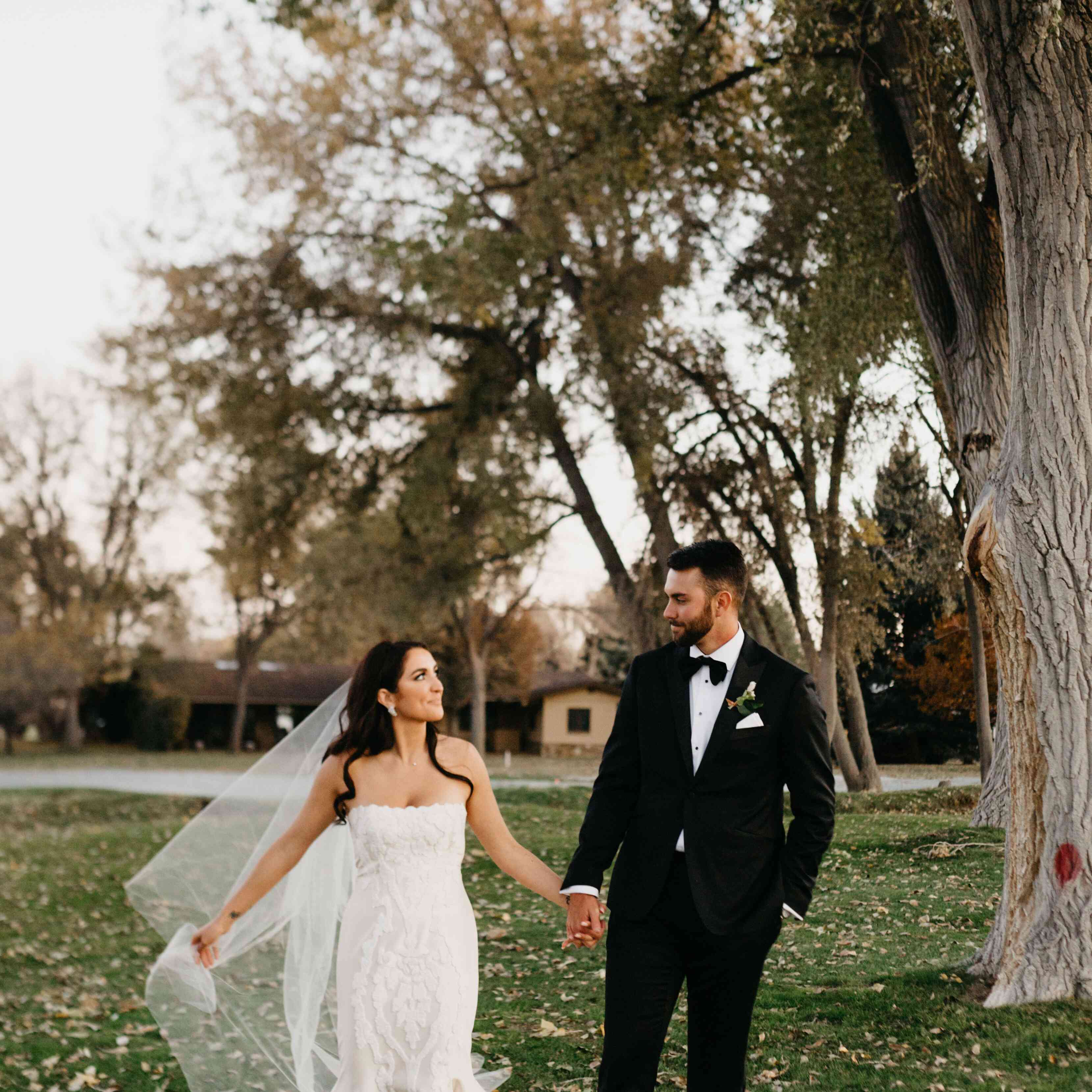 新娘和新郎走路