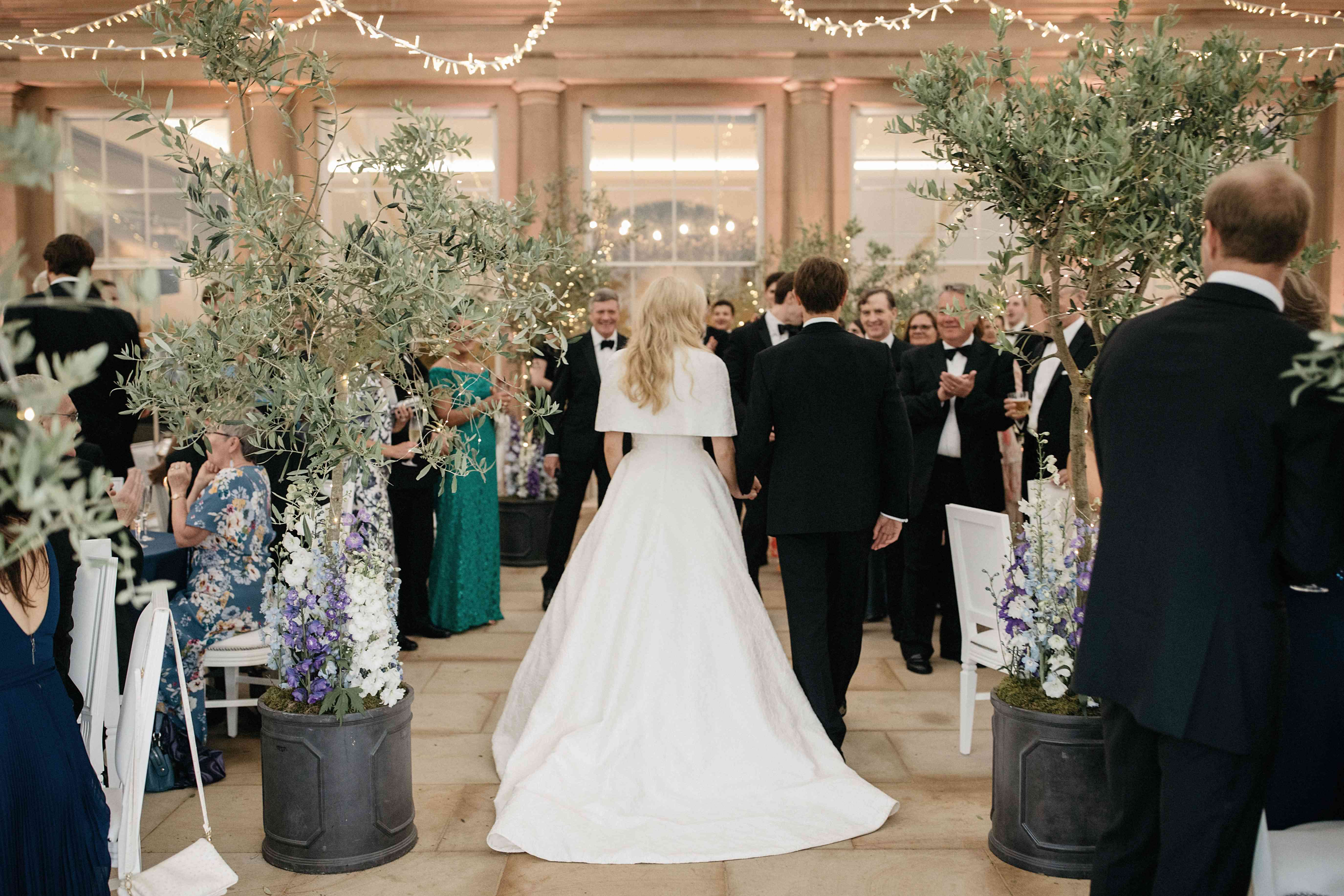 新娘和新郎走进前台