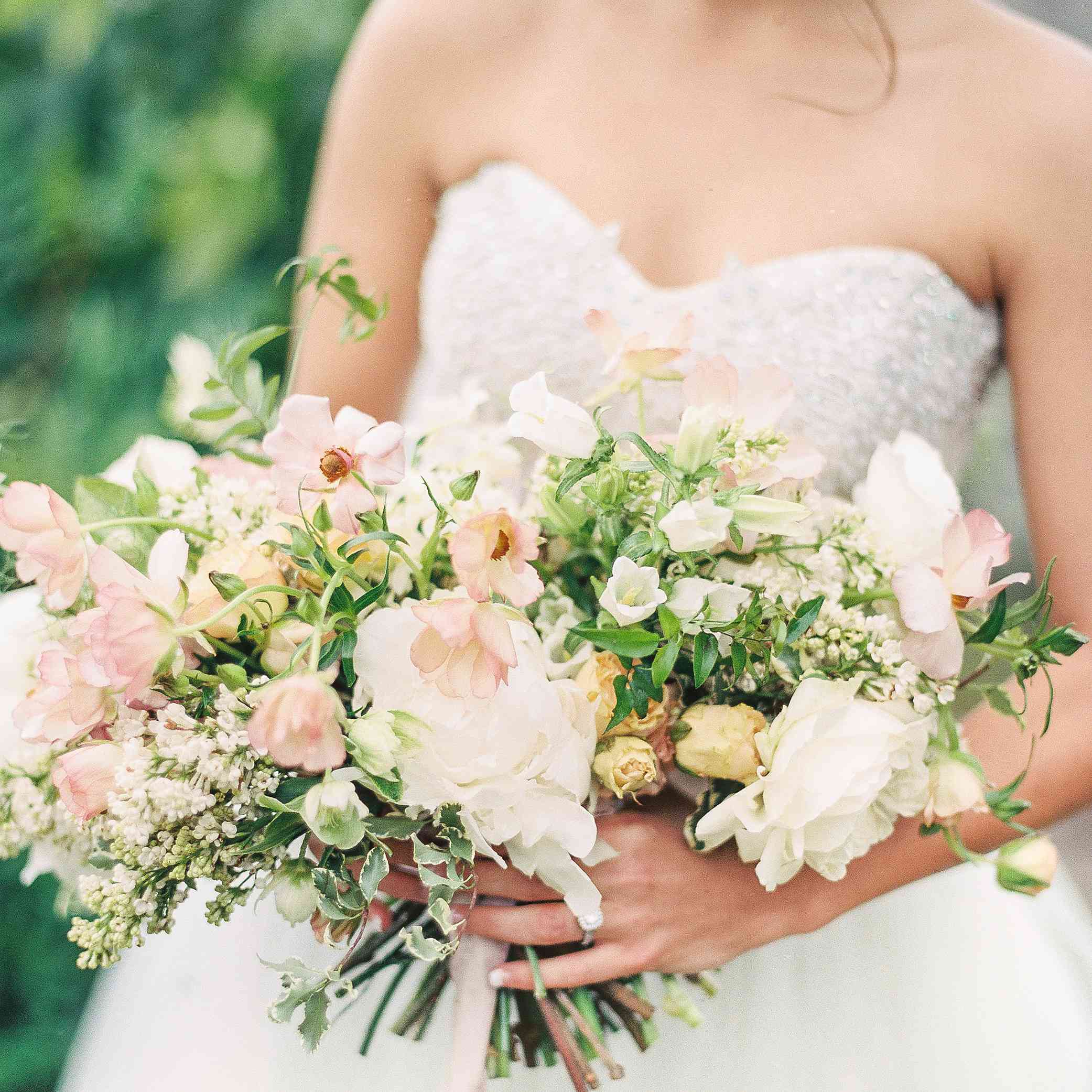 软粉红色牡丹花束