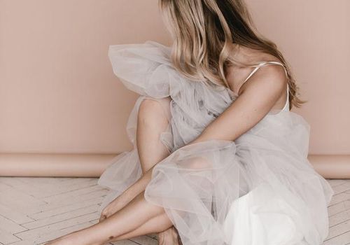 穿着婚纱坐着的女人