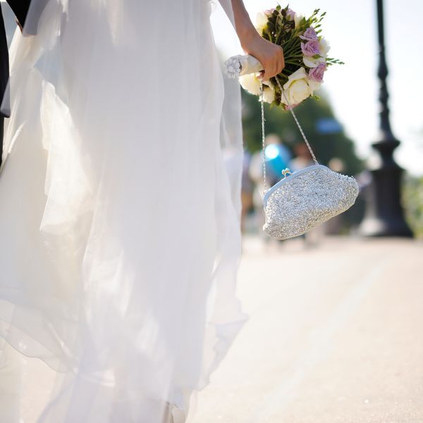 新娘手捧新郎带钱包行走