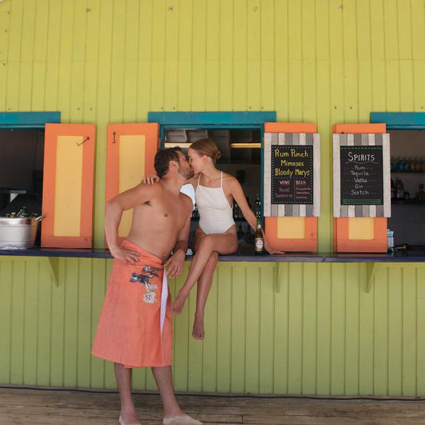 新娘和新郎的泳装