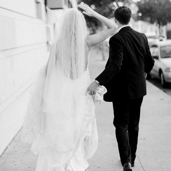 新郎和新娘从后面拍摄