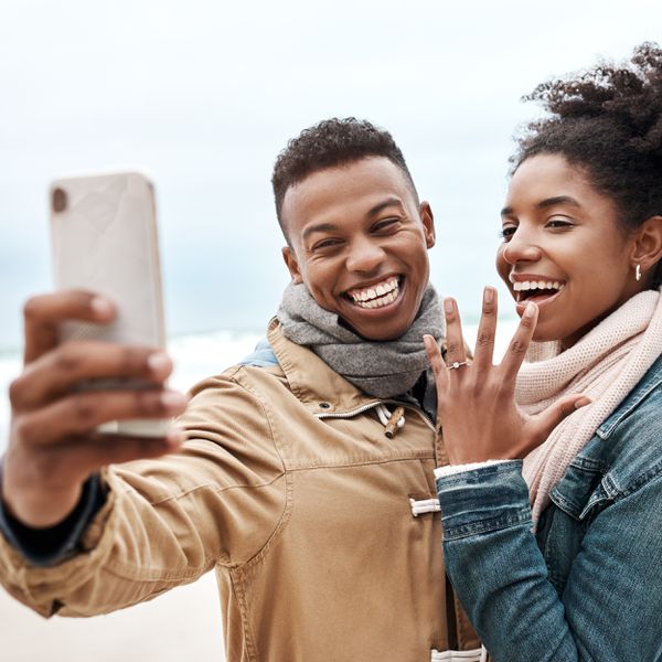 夫妇采取订婚自拍照188bet官网88bet官网