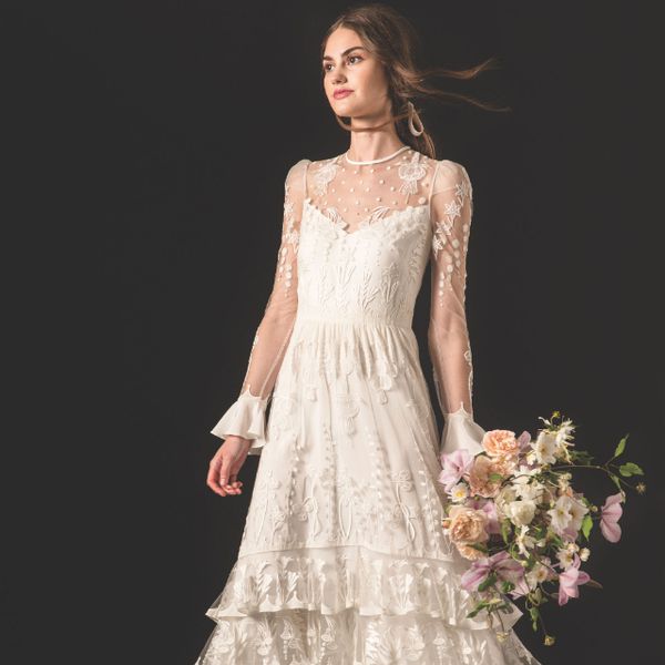 长袖刺绣荷叶边婚纱的模型