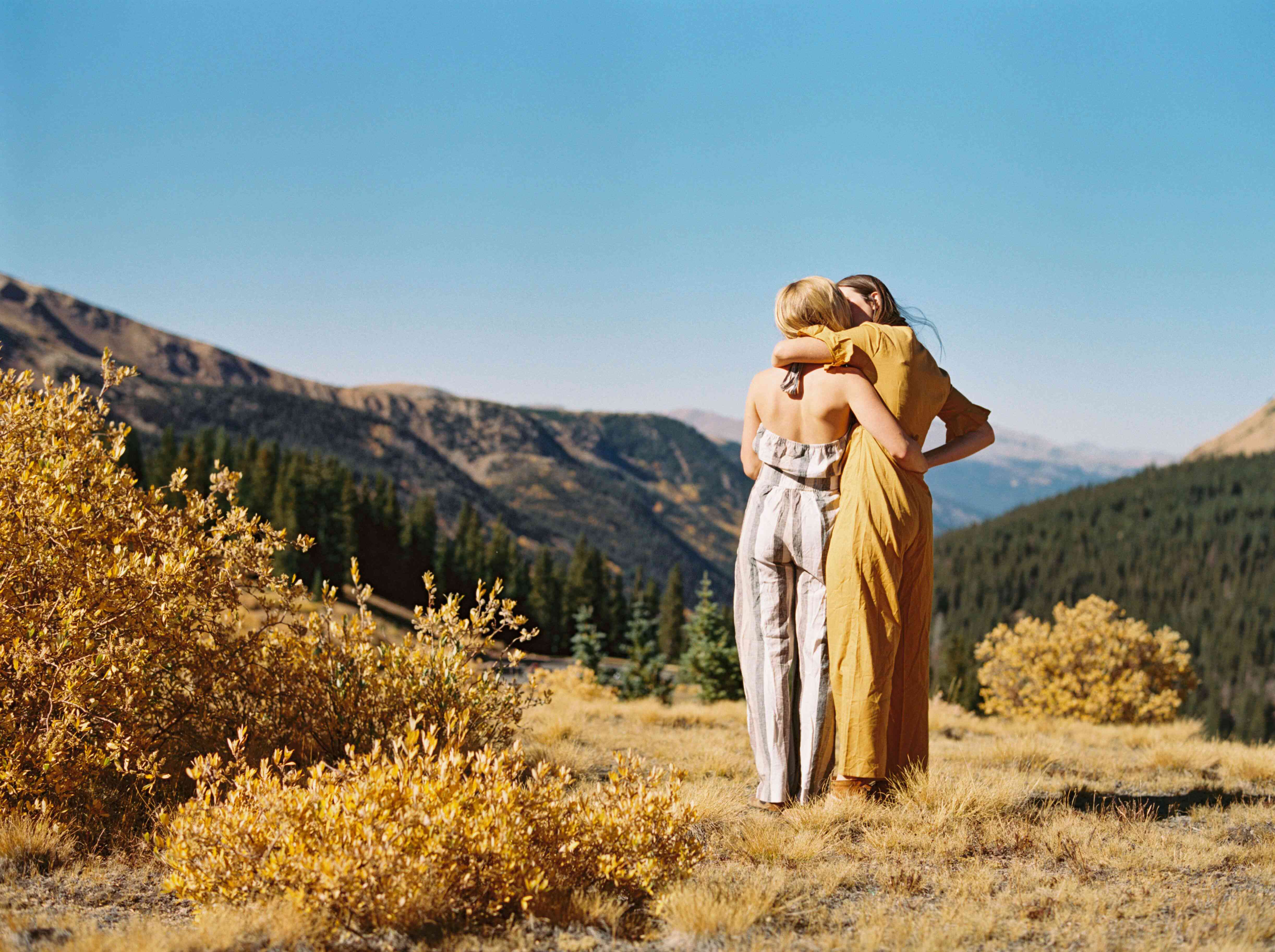 准新娘在山景城前接吻