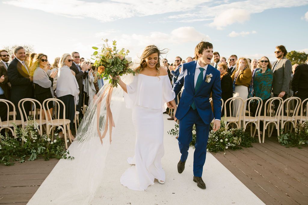 新娘和新郎离开仪式