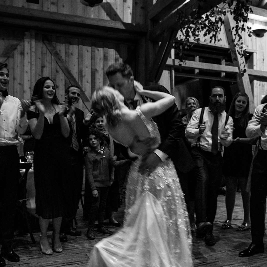 情侣在舞池接吻