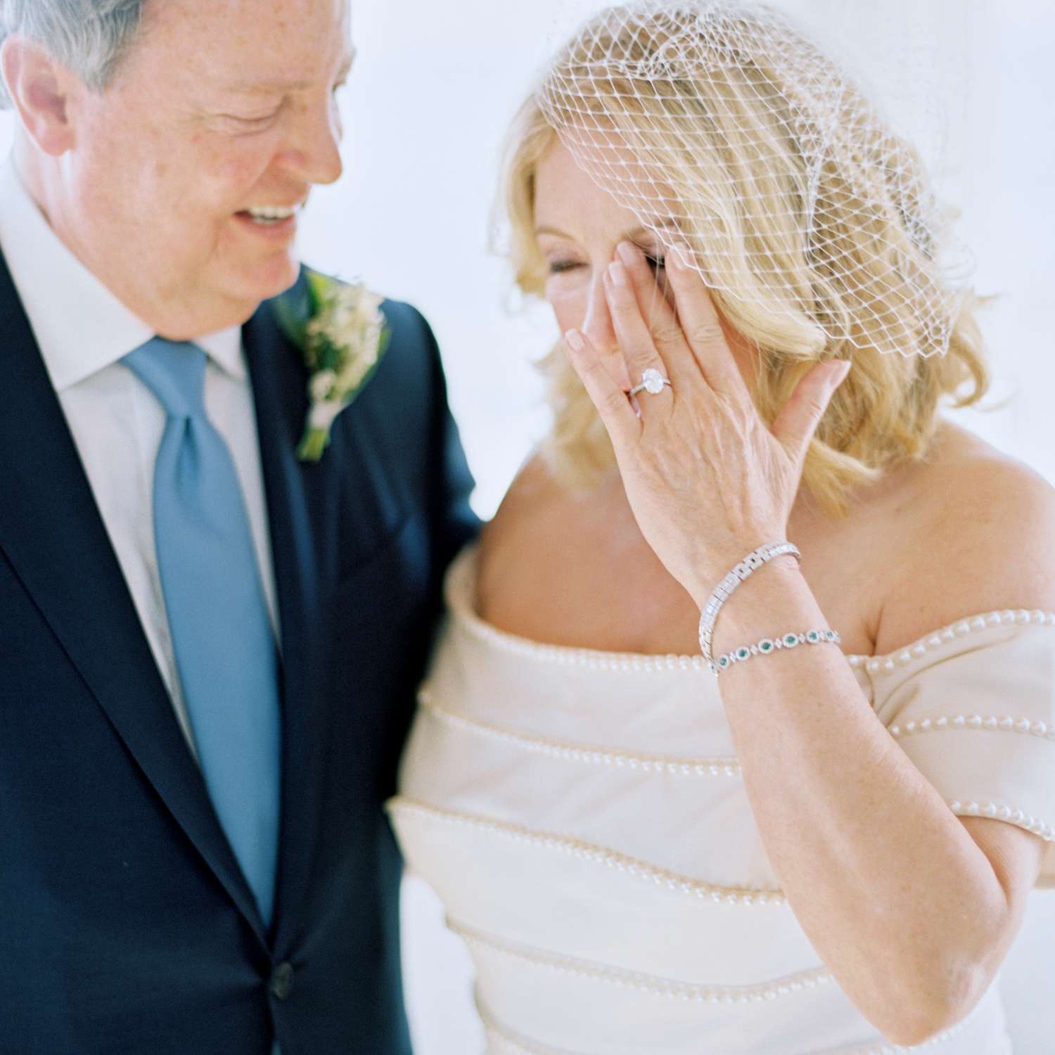 亲密的加利福尼亚婚礼，新娘擦拭眼泪