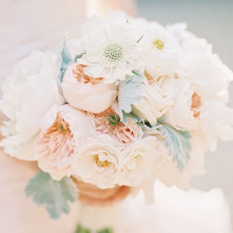 桃牡丹和羊肉的耳朵花束