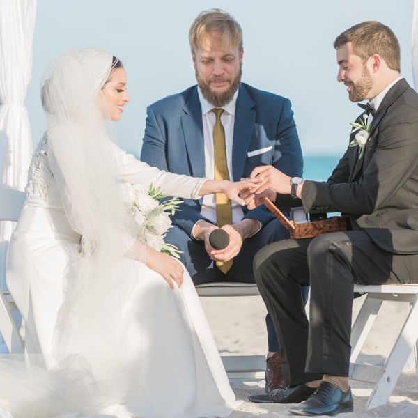 <p新娘和新郎交换戒指<p