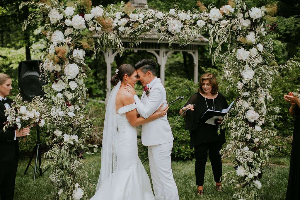 这对新人结束了他们的婚礼