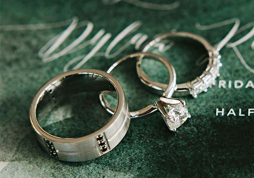 独特的男士结婚戒指和女士结婚戒指