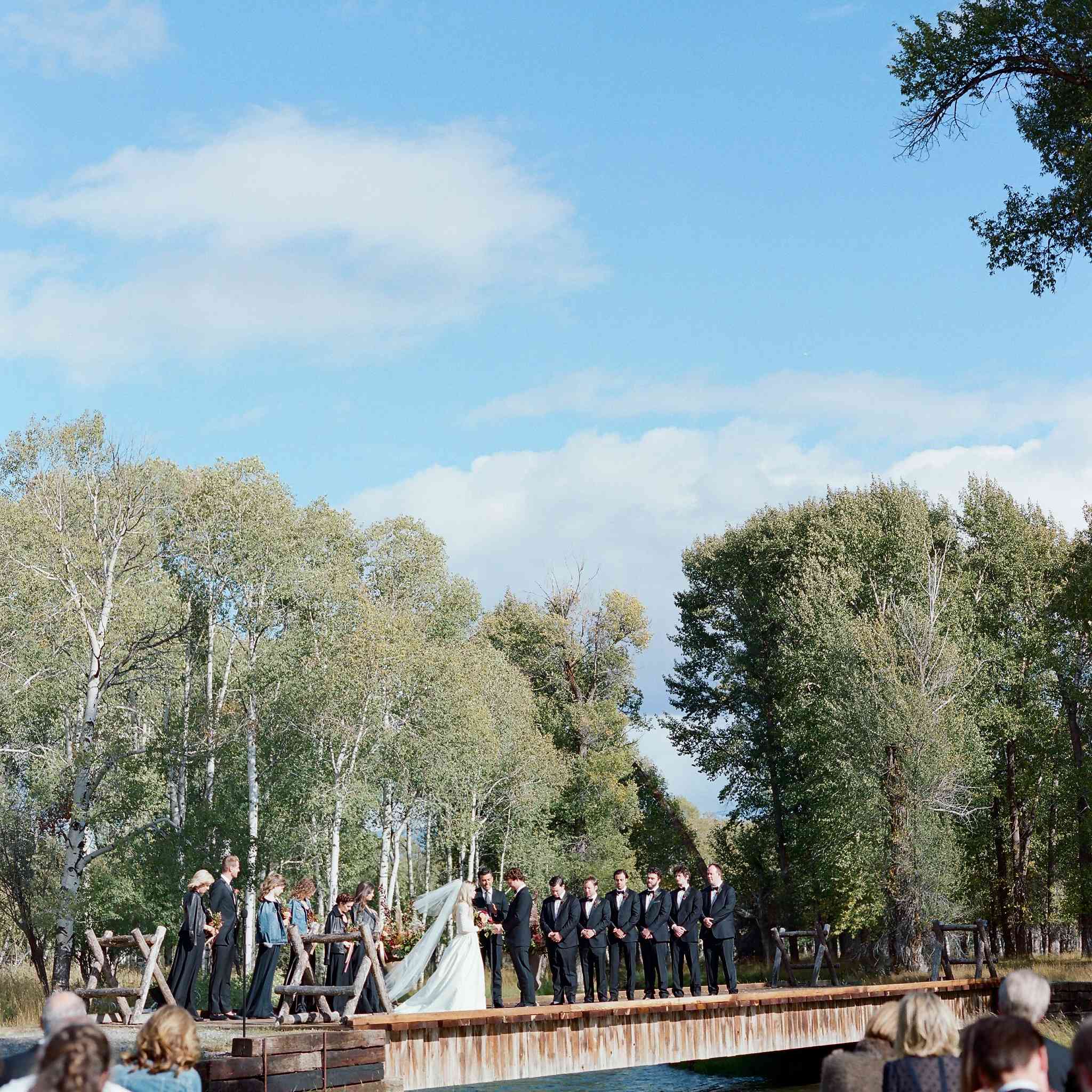 新娘和新郎的桥梁仪式