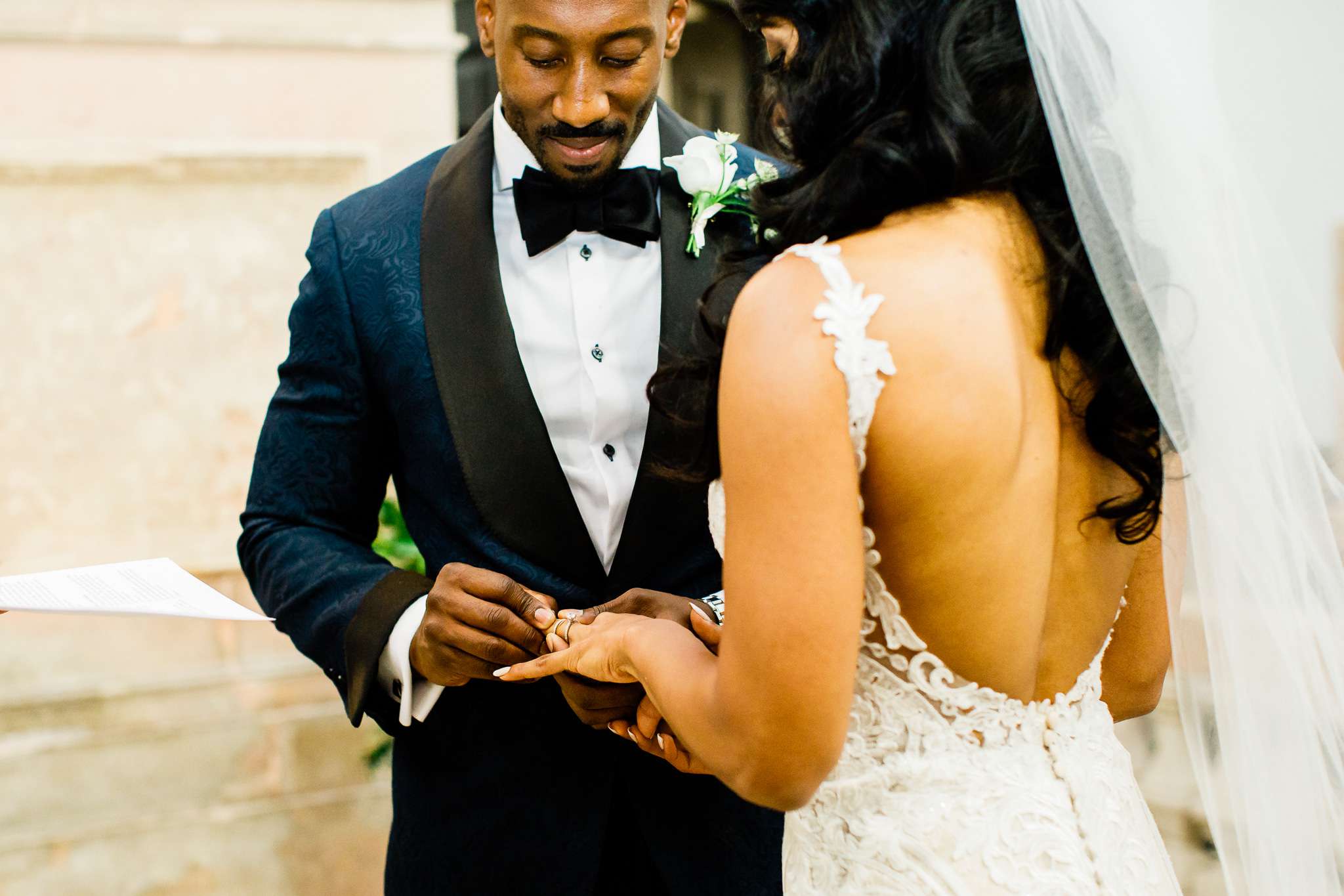 新郎给新娘戴上结婚戒指