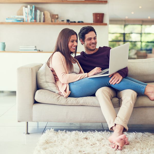 夫妇在膝上型计算机上