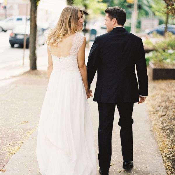 新婚夫妇手牵着手