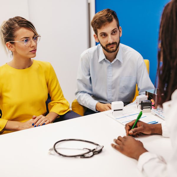 年轻夫妇在医生的办公室“class=