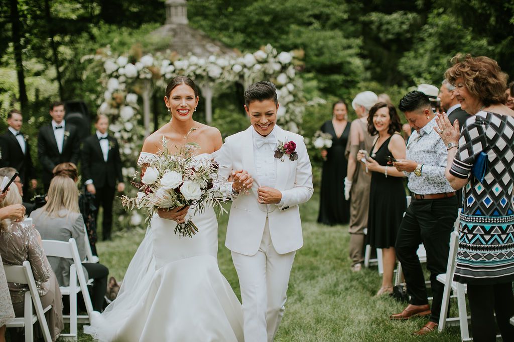 这对夫妇在过道上凹下去