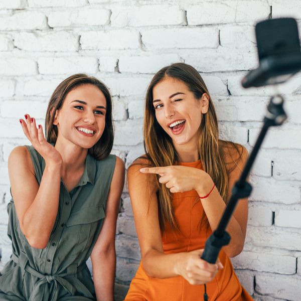 使用自拍杆的女性