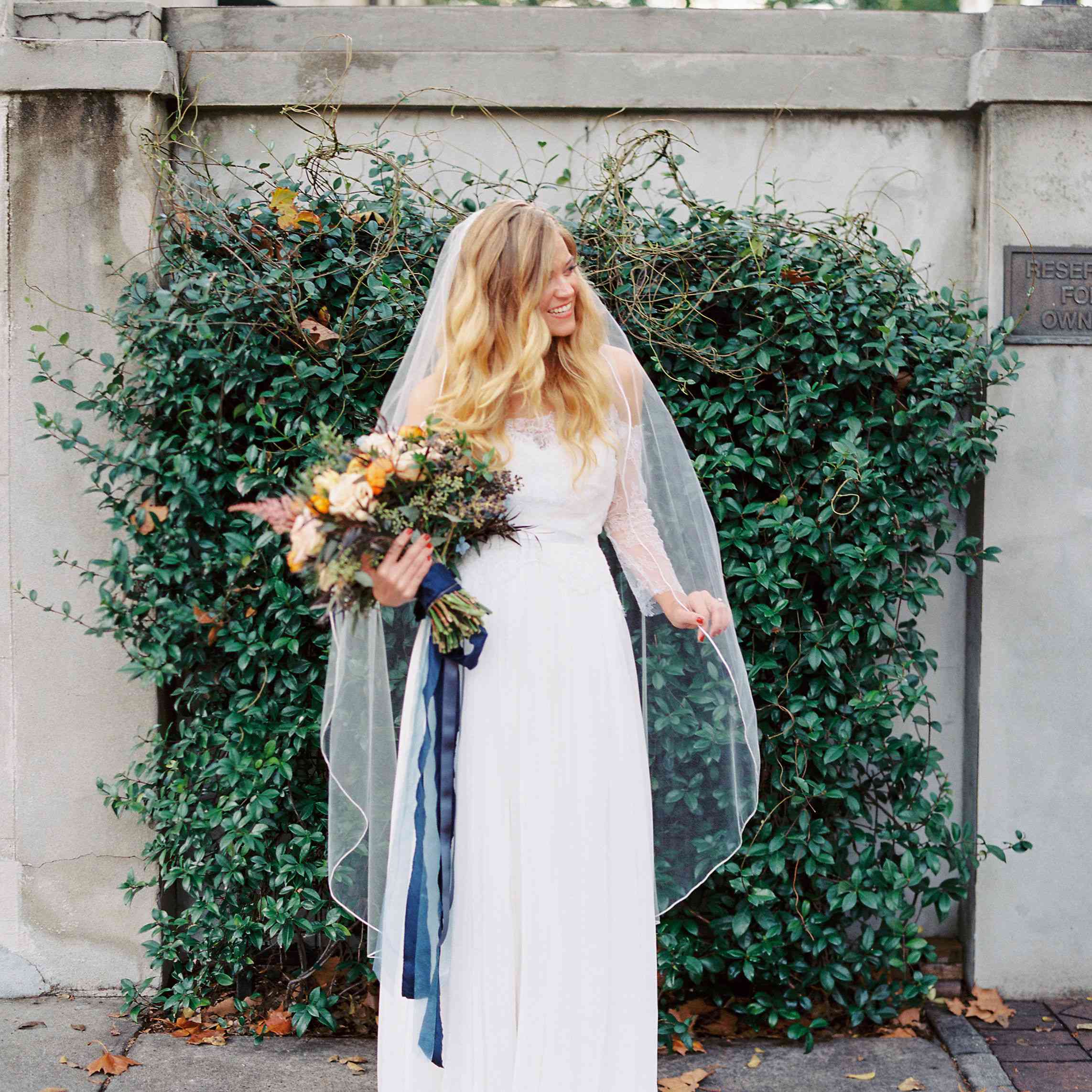 异想天开的萨凡纳婚礼，新娘手持花束