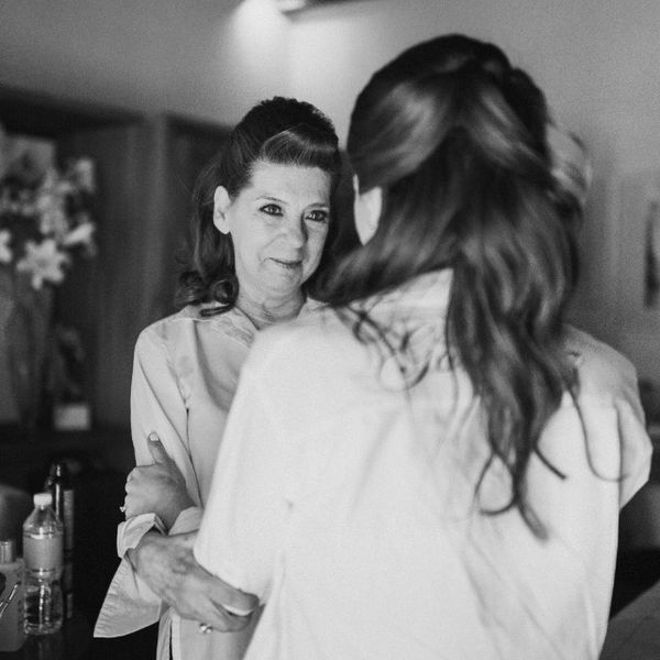 新娘的母亲有新娘的在婚礼早晨