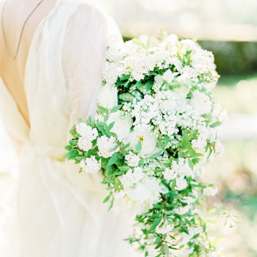 白色'80年代风格的级联花束