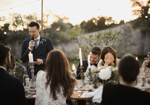 伴郎在送婚礼祝酒词